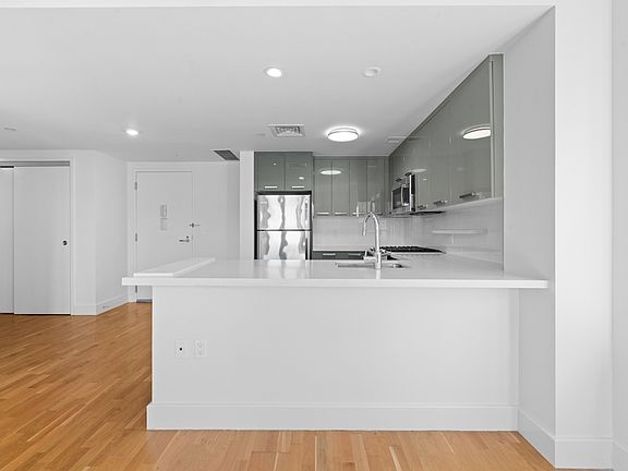 4th image of 310 Clarkson Ave #620