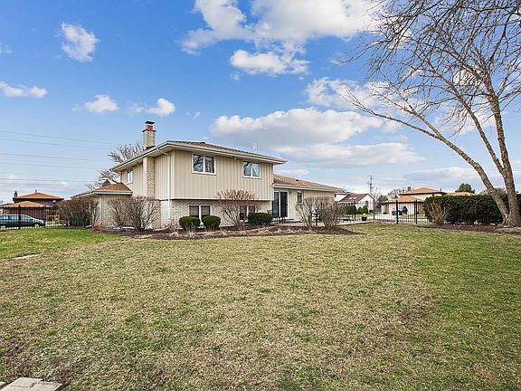 2nd image of 15513 Canterbury Ln