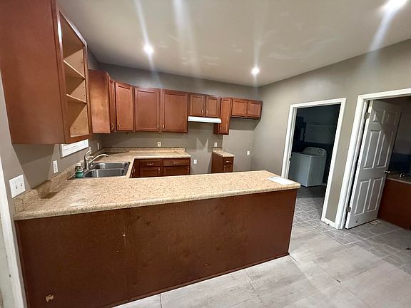 5th image of 606 Main St