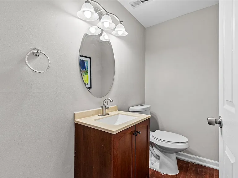 2510 Roslyn Ave — Photo 13