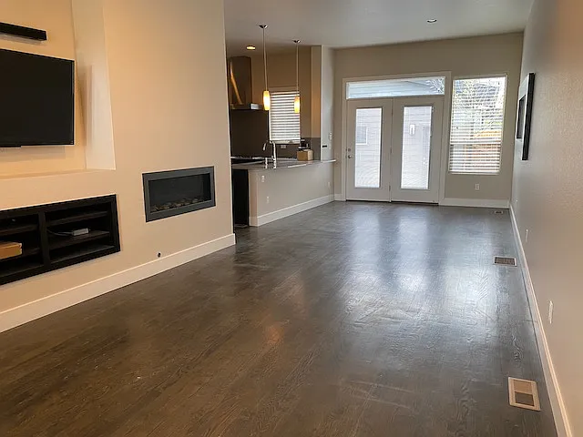 3 bed, 3.5 bath, 2465 sqft, $3,200 — Photo 3