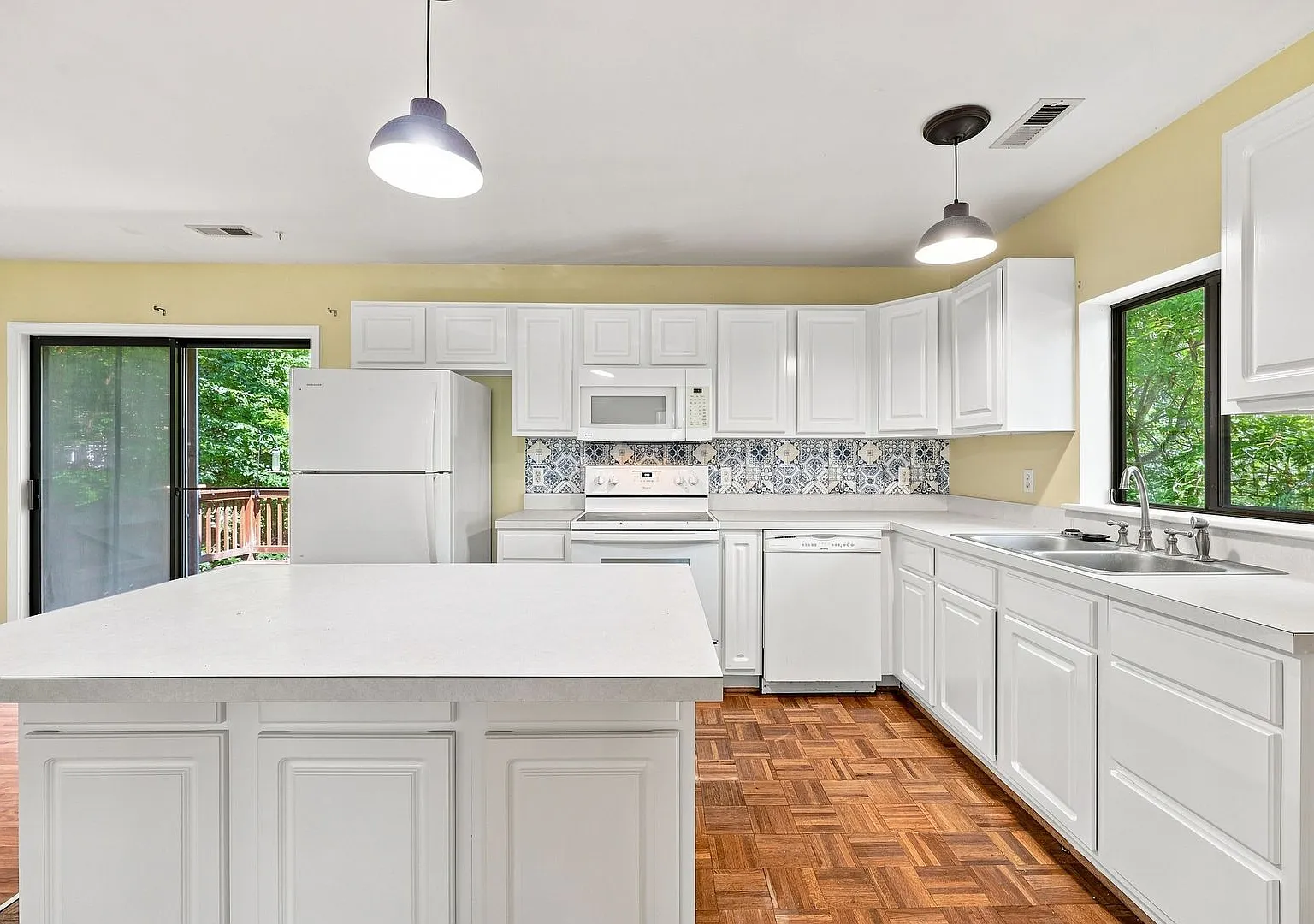 322 Whispering Oaks Drive — Photo 3