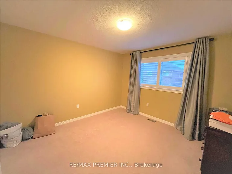 88 Sundance Cres — Photo 19