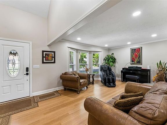 5th image of 11725 England St