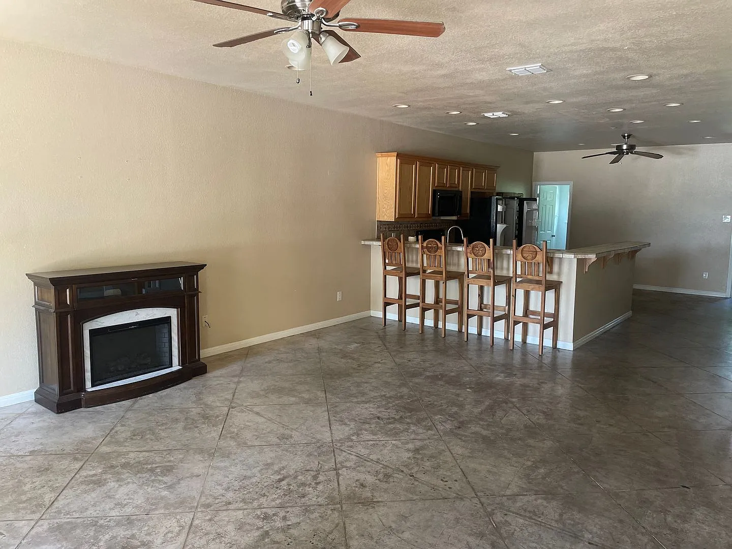 1006 Oakwood Dr — Photo 2