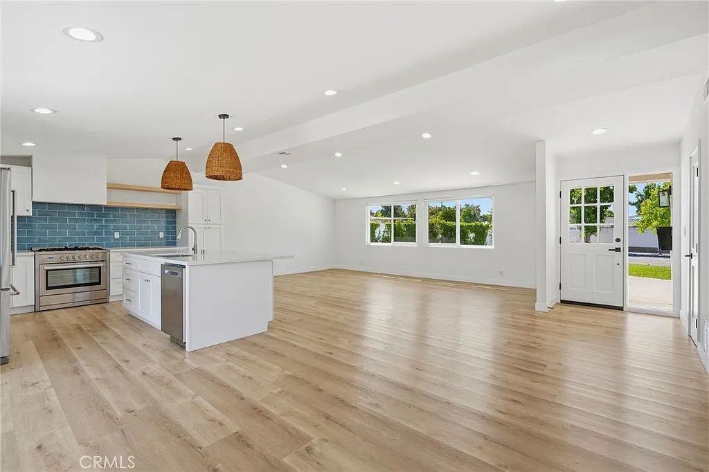 3 bed, 1604 sqft, $6,750 — Photo 3