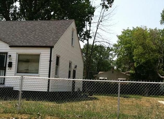 2nd image of 3013 Winona St