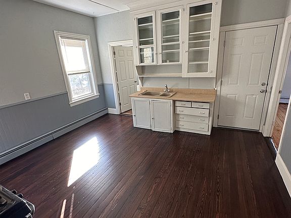 4th image of 54 Candace St Floor 2