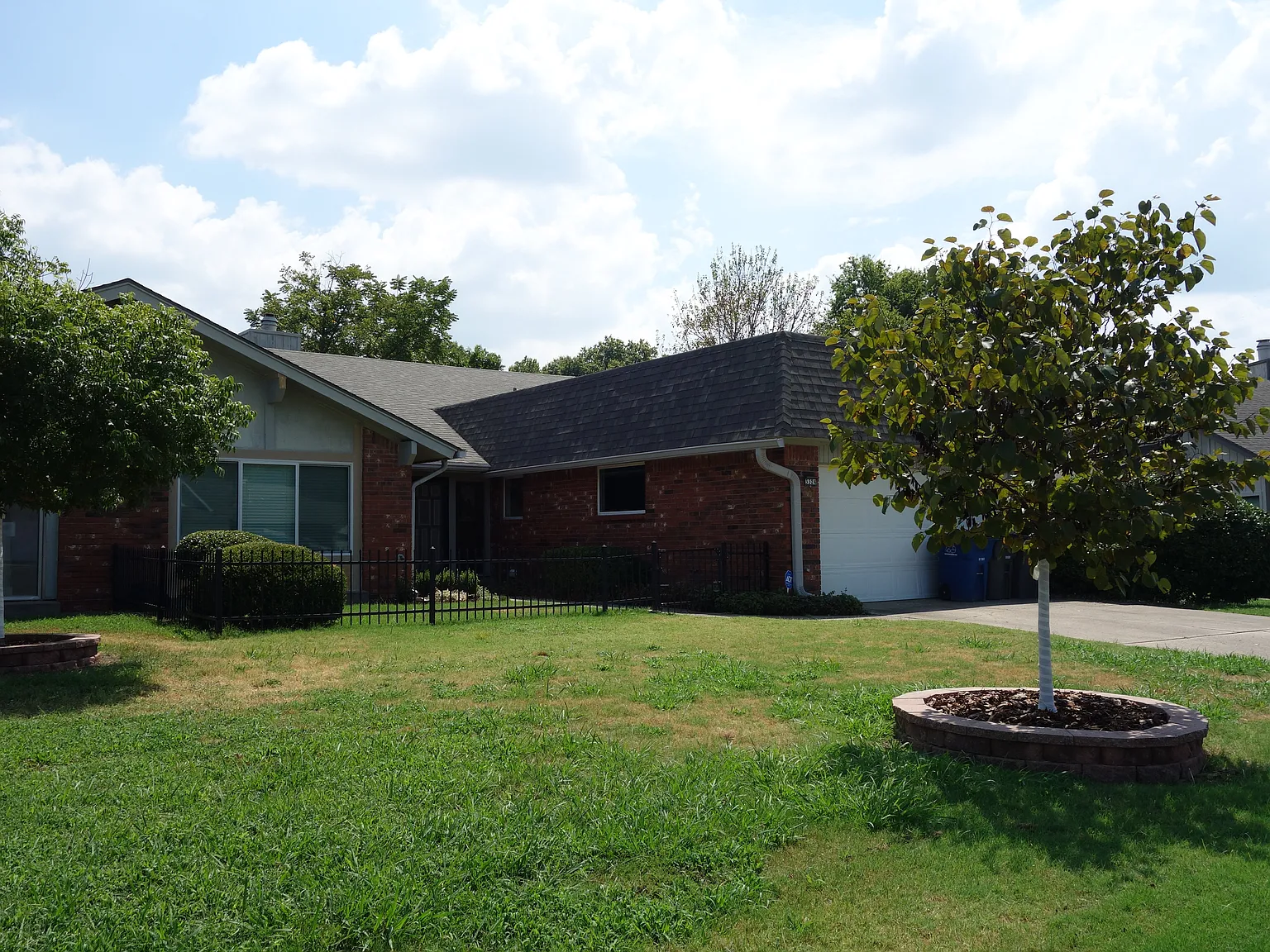 3 bed, 2200 sqft, $2,000 — Photo 1