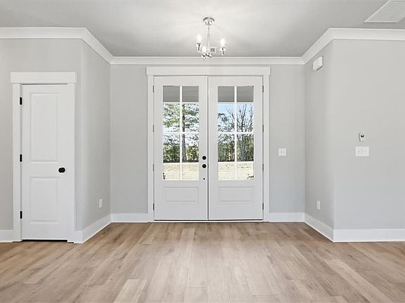3rd image of 568 Elder Rd