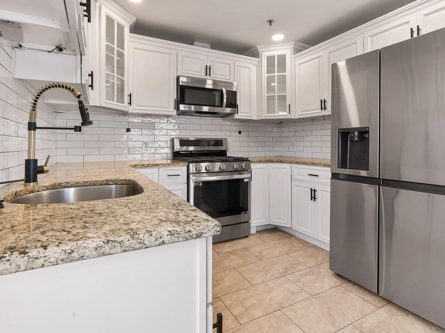 3 bed, 1.0 bath, 1929 sqft, $3,800 — Photo 4
