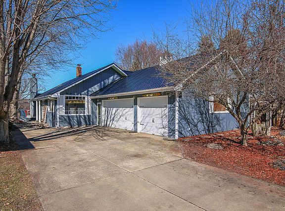 4th image of 1587 Holiday Dr
