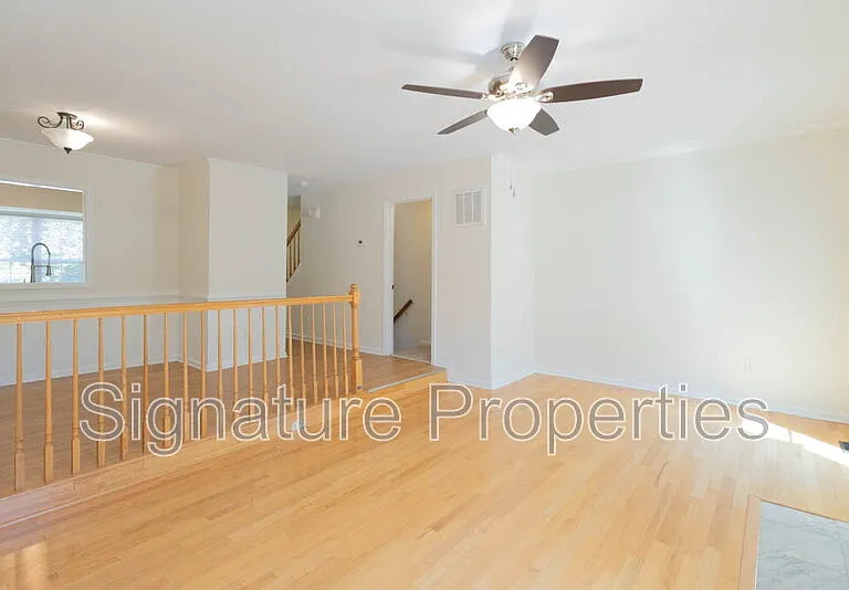 405 Lakeview Ct — Photo 13