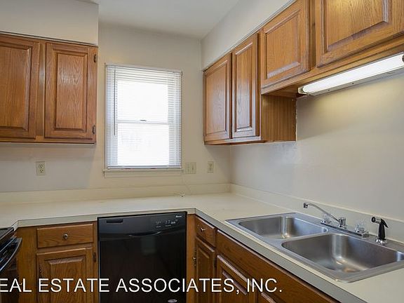 3rd image of 903 Kendall Dr