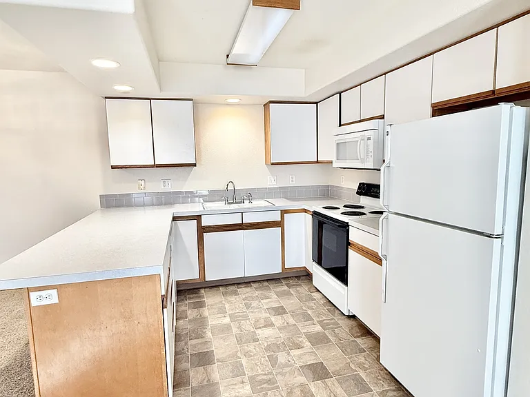 1637 Westbridge Dr #1 — Photo 4