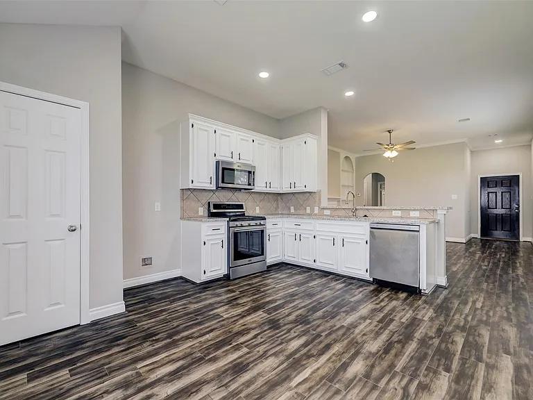 2116 Breezeway Ln — Photo 5