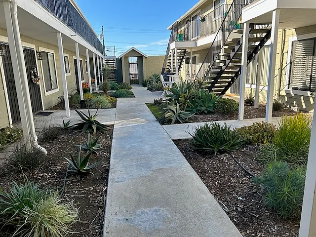 3 bed, 2.5 bath, 1100 sqft, $2,995 — Photo 3