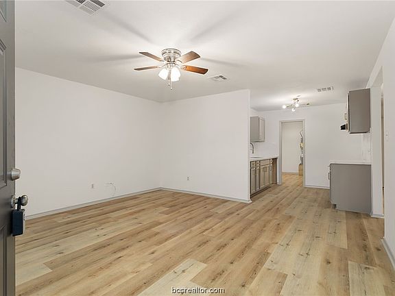 4th image of 1118 W Washington Ave