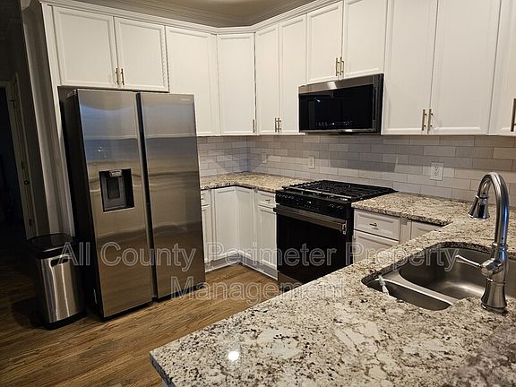 4th image of 3640 Deep Cove Dr