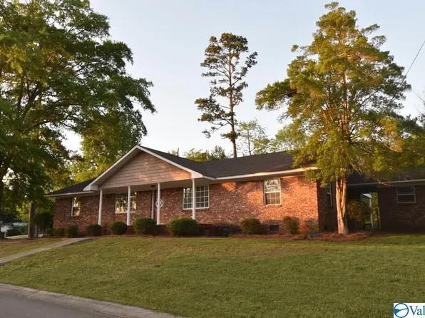 3500 Colonial Dr, Guntersville, AL 35976
