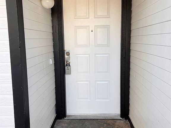 2nd image of 1407 S 112th Avenue