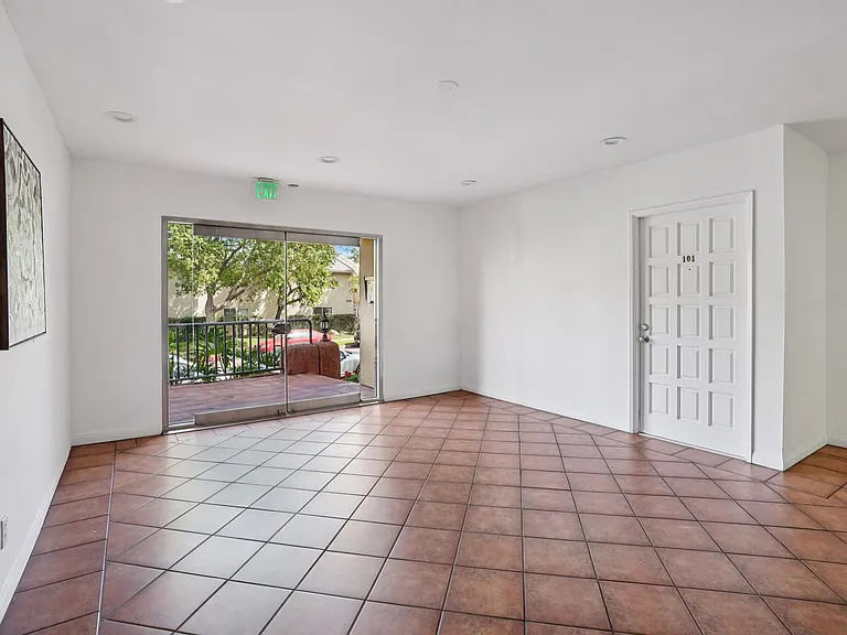 Willis Apartments — Photo 36