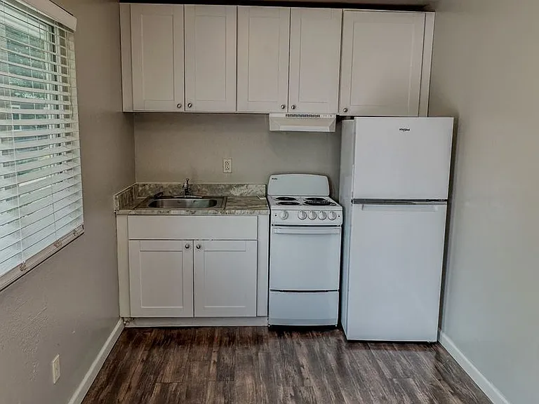Eastpointe — Photo 32