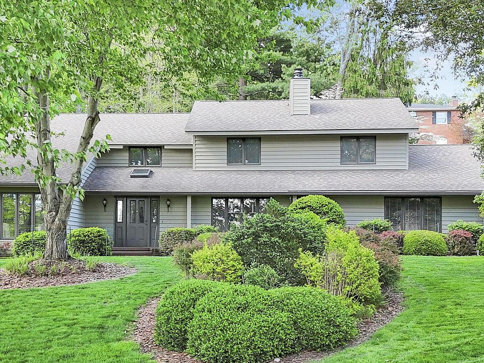 1st image of 689 Howell Dr