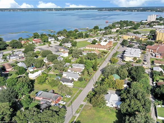 3rd image of 410 Poinsettia Ave
