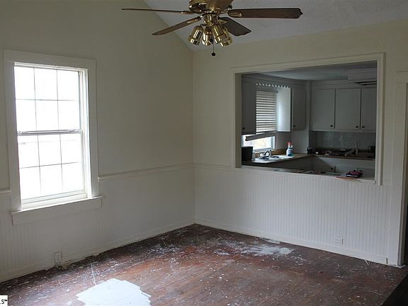 2nd image of 10 McArthur St