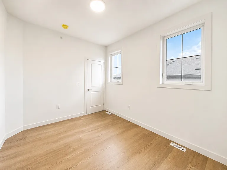 227 26th Ave NE #201 — Photo 14