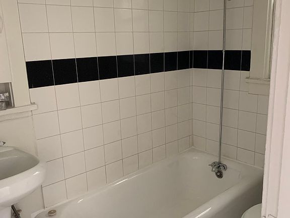 2nd image of 905 Diamond Ave