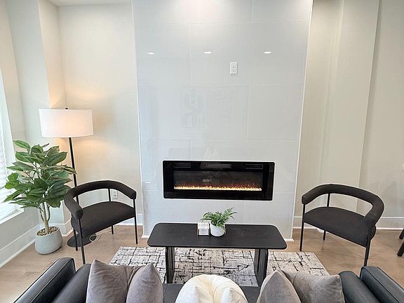 4th image of 2110 Llewelyn Ave