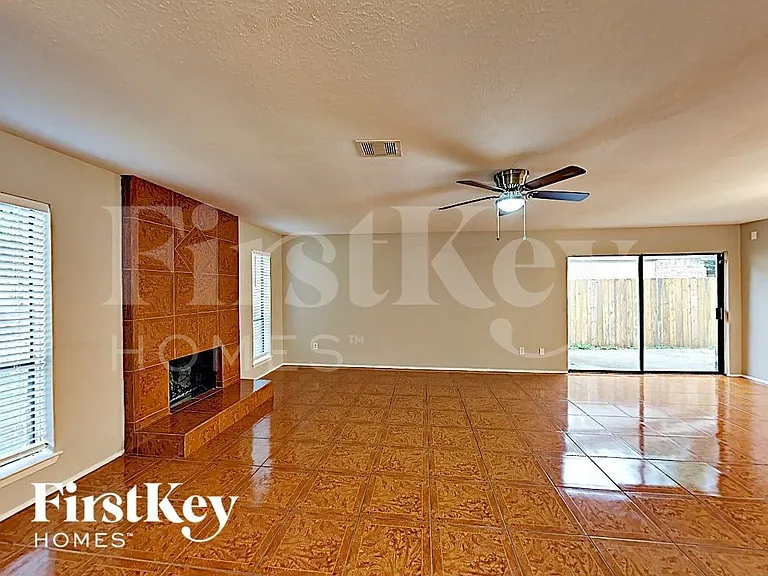 10615 Heather Hill Dr — Photo 3