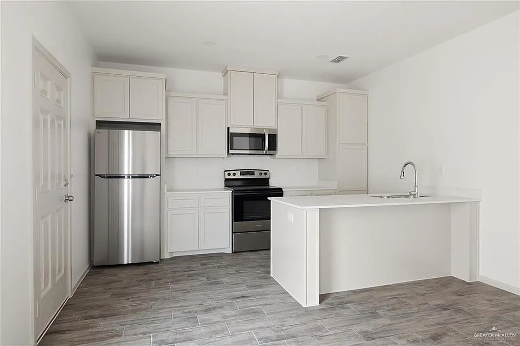 3 bed, 2.0 bath, 1009 sqft, $1,225 — Photo 3