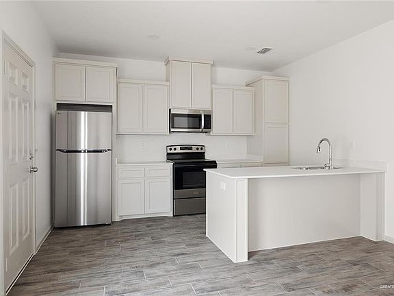 3rd image of 848 Deluxe St #4