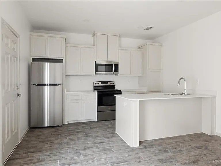 848 Deluxe St #4 — Photo 3