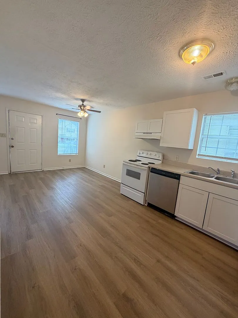 Renovated 1 story ready for move in! — Photo 4
