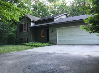 10266 Old Oak Ln, West Olive, MI 49460