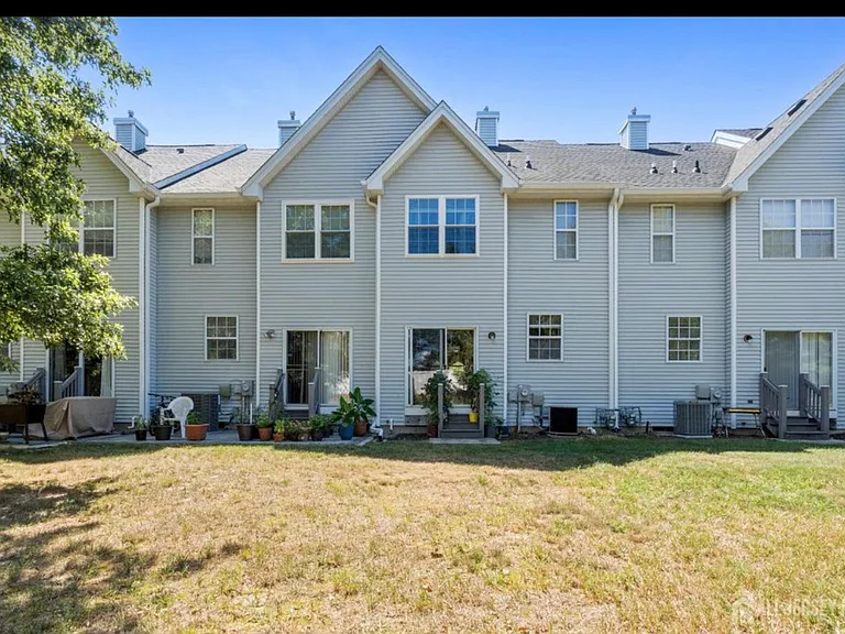 1209 Blossom Cir — Photo 3