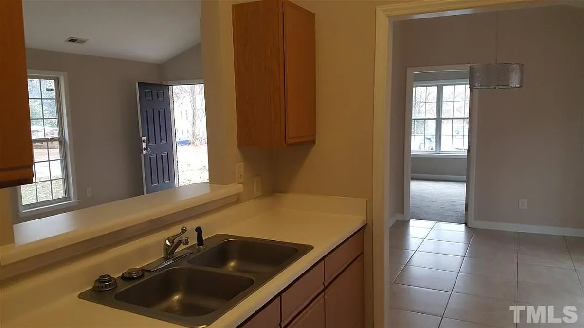 3 bed, 3.0 bath, $1,500 — Photo 4