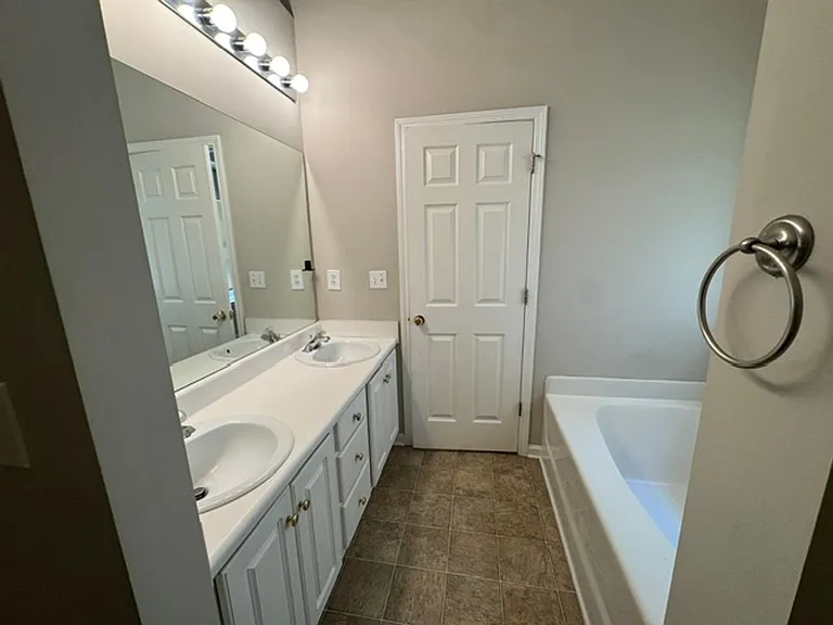 102 Woodstream Trl — Photo 9