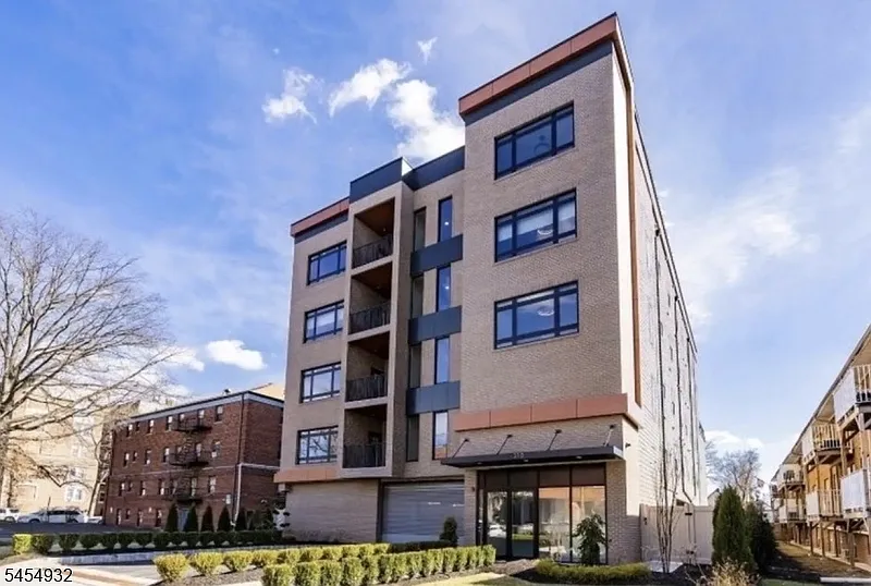 3 bed, 1.0 bath, $2,900 — Photo 2