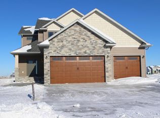 1046 Wildflower Ln W, West Fargo, ND 58078