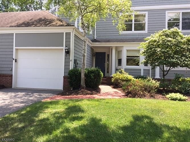 1st image of 8 Woodcrest Dr