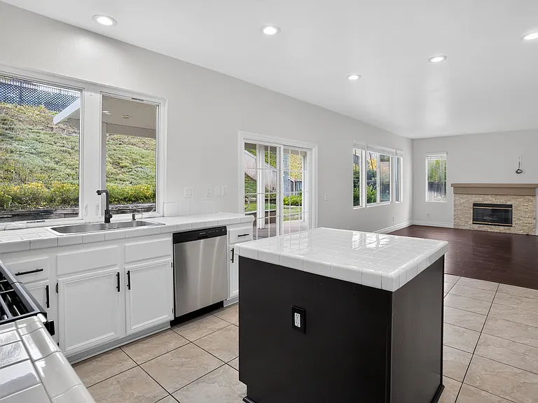 692 Bundy Way — Photo 32
