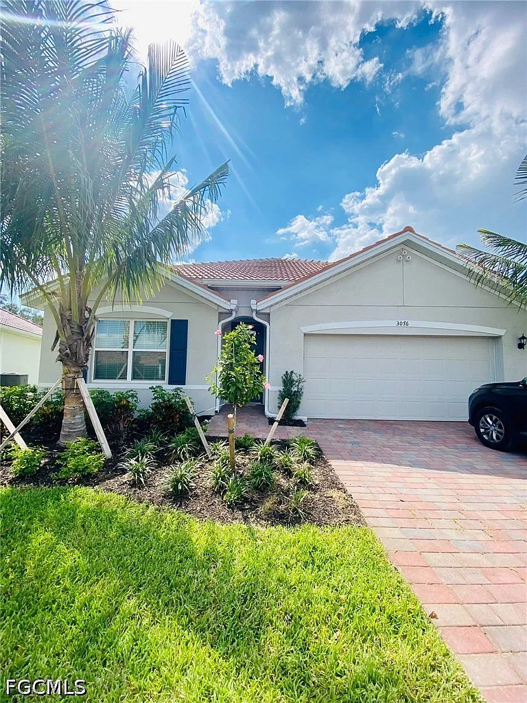 4 bed, 2.0 bath, 1828 sqft, $2,500 — Photo 1