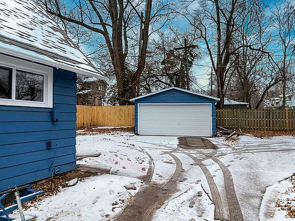 3rd image of 2411 E Meyer Blvd