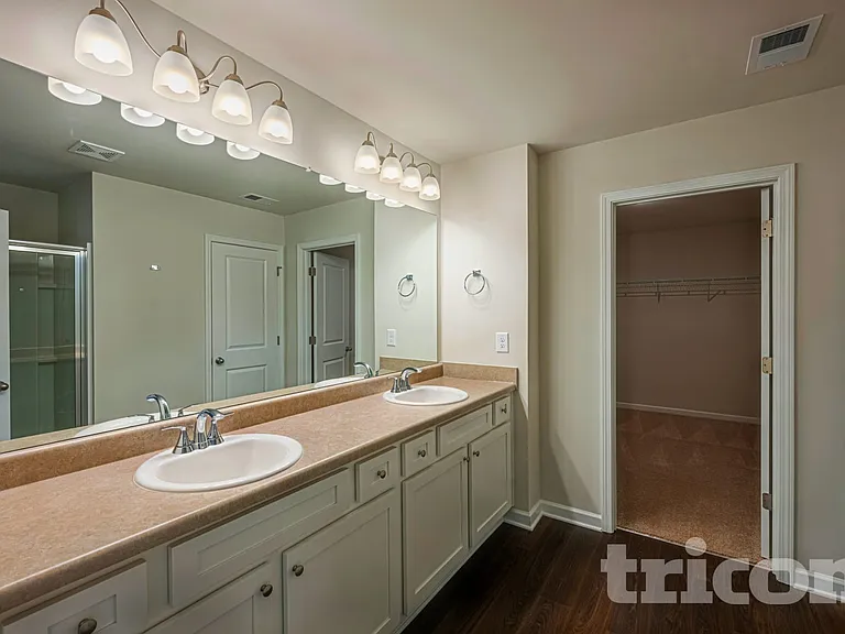 431 Curlin Ct — Photo 16