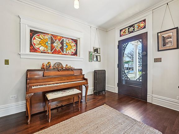5th image of 210 Gale Ave
